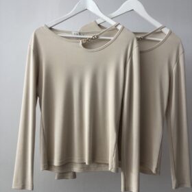 Jersey beige elegante con cadena dorada