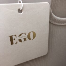 Jersey beige elegante con cadena dorada