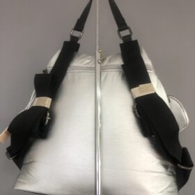 Mochila plateada metalizada con bolsito