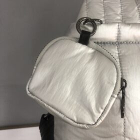 Mochila plateada metalizada con bolsito