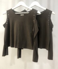 Camiseta marrón chocolate con hombros al aire y tachuelas