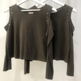 Camiseta marrón chocolate con hombros al aire y tachuelas