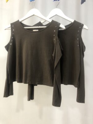 Camiseta marrón chocolate con hombros al aire y tachuelas