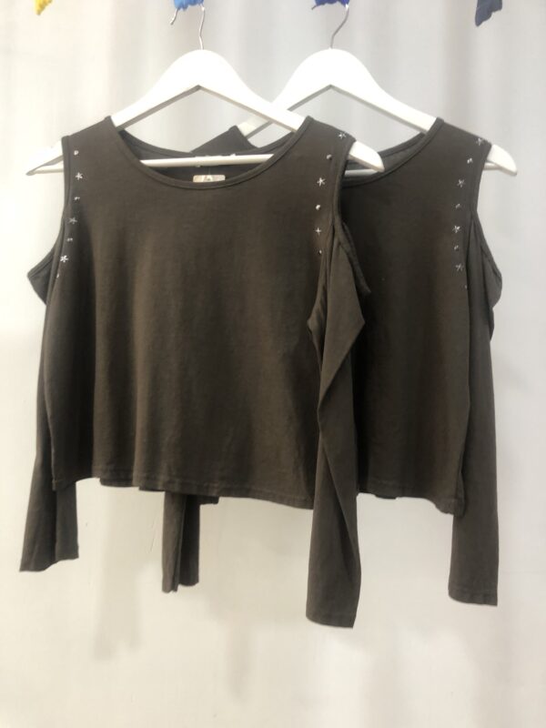 Camiseta marrón chocolate con hombros al aire y tachuelas