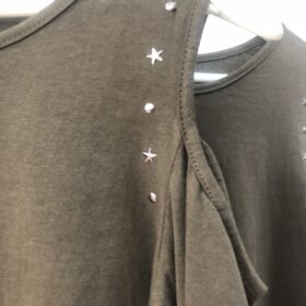 Camiseta marrón chocolate con hombros al aire y tachuelas