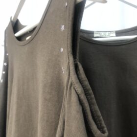 Camiseta marrón chocolate con hombros al aire y tachuelas