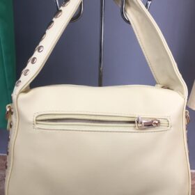 Bolso amarillo pastel con tachuelas doradas estilo chic