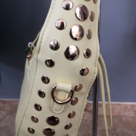 Bolso amarillo pastel con tachuelas doradas estilo chic