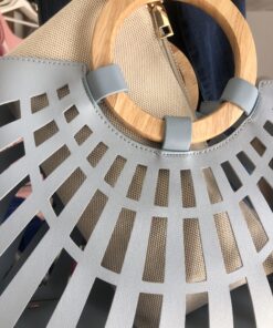 Alternative view of Bolso azul pastel con asas de madera y calado – Primavera Verano