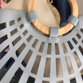 Bolso azul pastel con asas de madera y calado – Primavera Verano