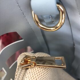 Bolso azul pastel con asas de madera y calado – Primavera Verano