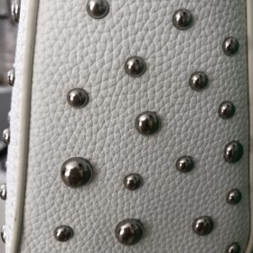 Bolso pequeño con tachuelas  tendencia