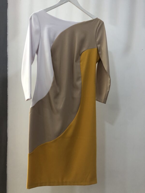 Vestido multicolor mostaza, blanco y camel elegante
