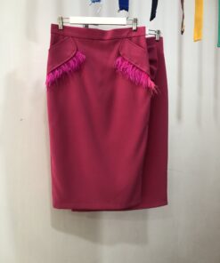Falda fucsia recta con bolsillos y plumas – elegante