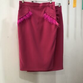 Falda fucsia recta con bolsillos y plumas – elegante