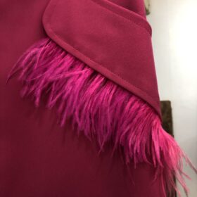 Falda fucsia recta con bolsillos y plumas – elegante