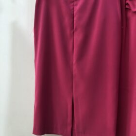 Falda fucsia recta con bolsillos y plumas – elegante