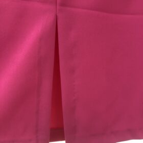 Falda fucsia recta con bolsillos y plumas – elegante