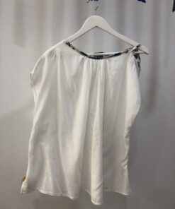 Blusa blanca con borde estampado y hombro al aire