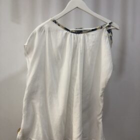 Blusa blanca con borde estampado y hombro al aire