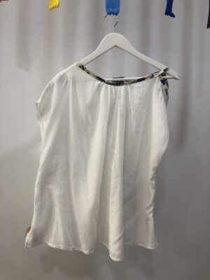 Blusa blanca con borde estampado y hombro al aire