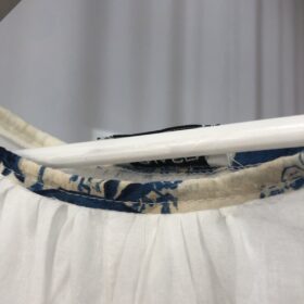 Blusa blanca con borde estampado y hombro al aire
