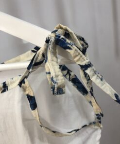 Alternative view of Blusa blanca con borde estampado y hombro al aire