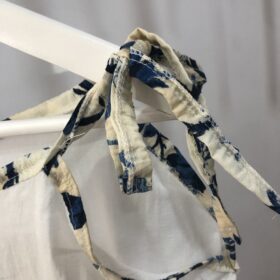 Blusa blanca con borde estampado y hombro al aire