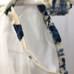 Blusa blanca con borde estampado y hombro al aire