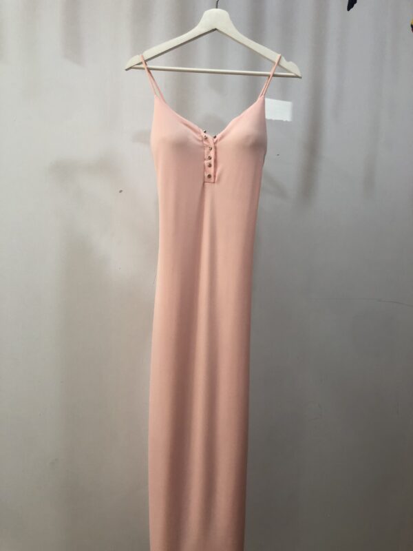 Vestido largo rosa palo elegante y tirantes finos