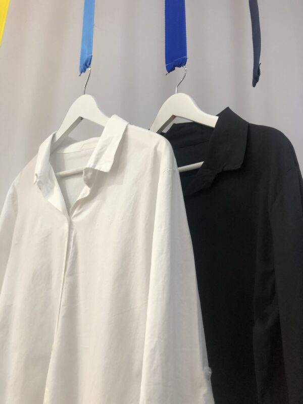 Camisa Básica Larga de Algodón con Elastano – Blanco y Negro
