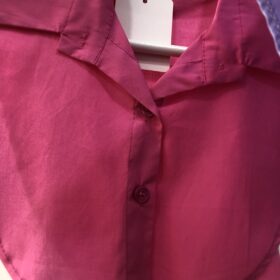 Cuello camisa rosa efecto camisa básica