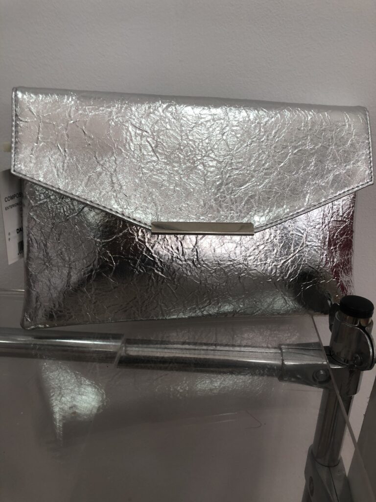 Bolso sobre plata brillante elegante para eventos