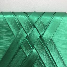 Bolso de fiesta verde metalizado estilo triangular