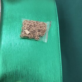 Bolso de fiesta verde metalizado estilo triangular
