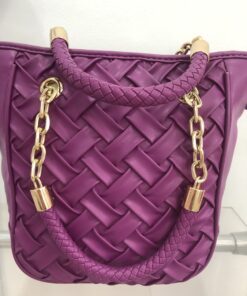 Bolso trenzado morado efecto piel con cadena dorada