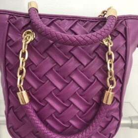 Bolso trenzado morado efecto piel con cadena dorada