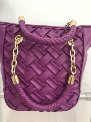 Bolso trenzado morado efecto piel con cadena dorada