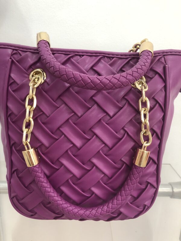 Bolso trenzado morado efecto piel con cadena dorada