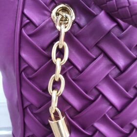Bolso trenzado morado efecto piel con cadena dorada