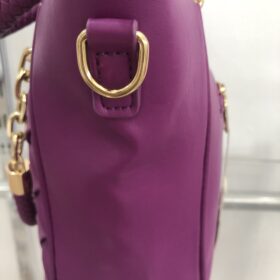 Bolso trenzado morado efecto piel con cadena dorada