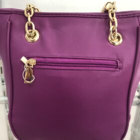 Bolso trenzado morado efecto piel con cadena dorada