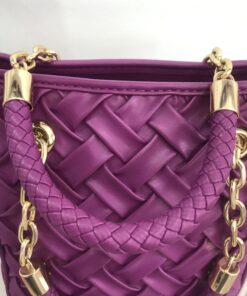 Alternative view of Bolso trenzado morado efecto piel con cadena dorada