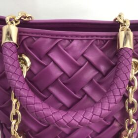 Bolso trenzado morado efecto piel con cadena dorada