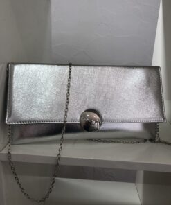 Bolso de fiesta plateado elegante con botón metálico