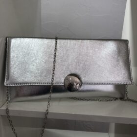 Bolso de fiesta plateado elegante con botón metálico