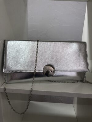Bolso de fiesta plateado elegante con botón metálico