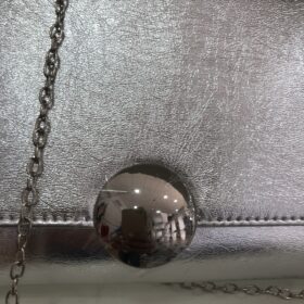 Bolso de fiesta plateado elegante con botón metálico