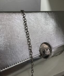 Alternative view of Bolso de fiesta plateado elegante con botón metálico