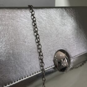 Bolso de fiesta plateado elegante con botón metálico